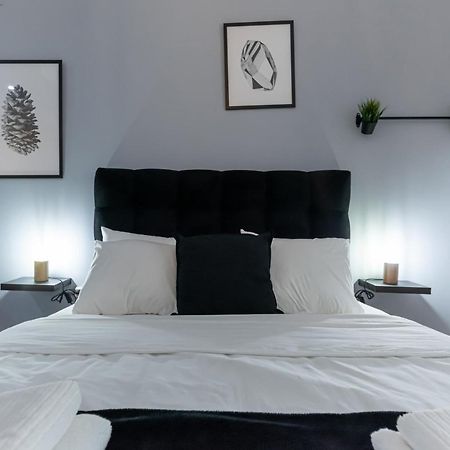 Appartement Couple Getaway With Queen Bed à Athènes Extérieur photo