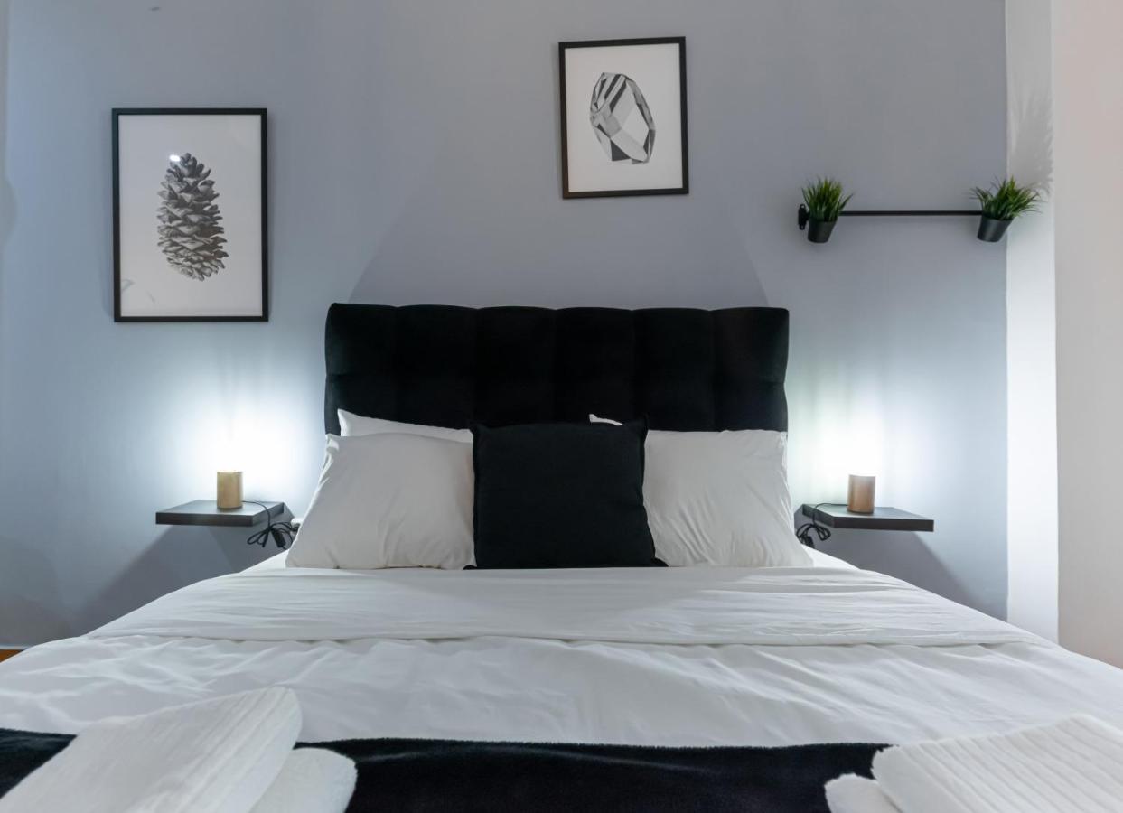 Appartement Couple Getaway With Queen Bed à Athènes Extérieur photo