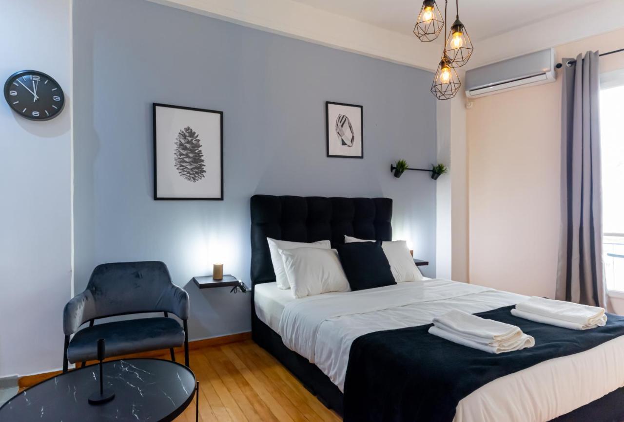 Appartement Couple Getaway With Queen Bed à Athènes Extérieur photo
